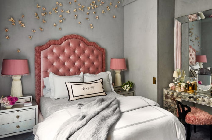 pelēki rozā guļamistabas interjers