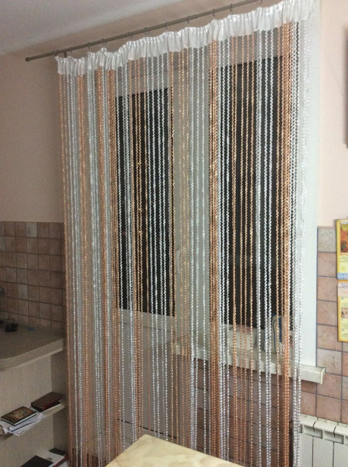 design filamentových záclon v interiéru kuchyně