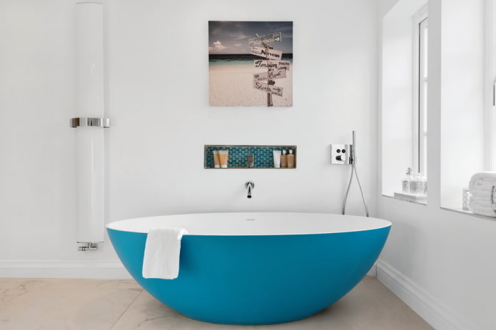 baignoire acrylique à l'intérieur de la salle de bain