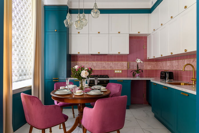 keuken in turquoise kleuren met lichte accenten