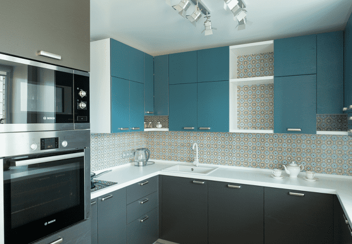dizajn kuchyne v šedo-tyrkysových farbách
