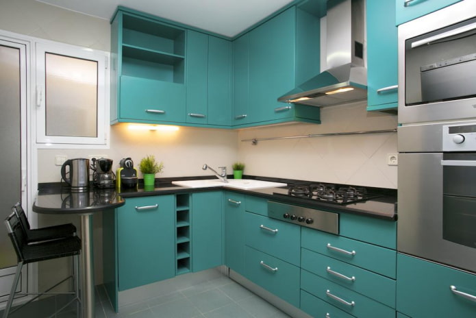 virtuves dizains pelēk-tirkīza krāsās