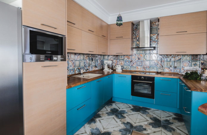 thiết kế nhà bếp với màu be và xanh ngọc