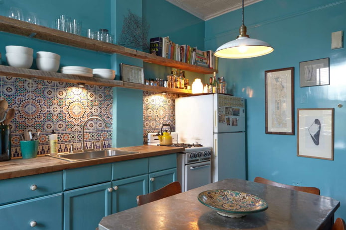 dekor a textil v interiéru kuchyně v tyrkysové barvě
