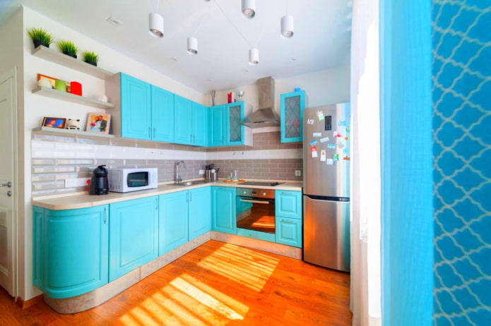 grindys virtuvės interjere yra turkio spalvos