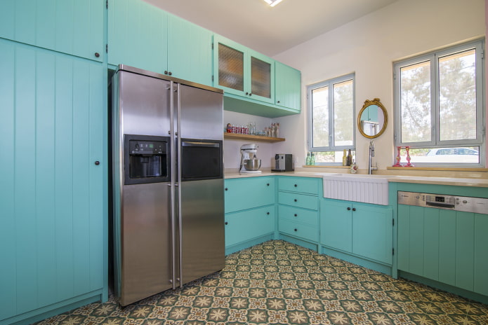 grindys virtuvės interjere yra turkio spalvos