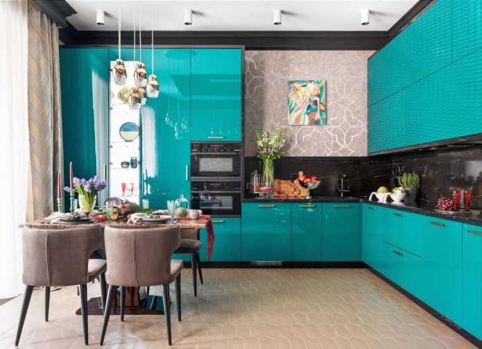 kuchyňský interiér v černé a tyrkysové barvě
