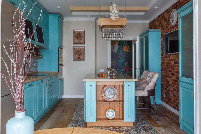 mutfağın iç kısmında turkuaz renkli dekor ve tekstiller