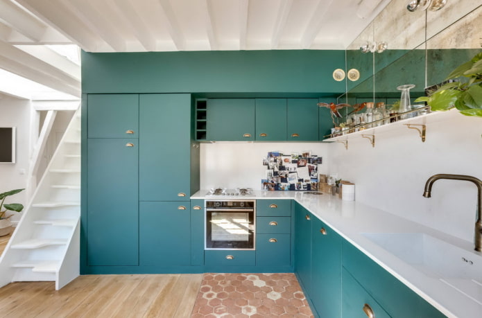 zástěra v interiéru kuchyně tyrkysové barvy