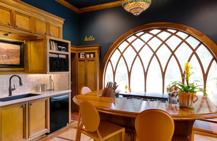 fereastră în formă de arc în interiorul bucătăriei