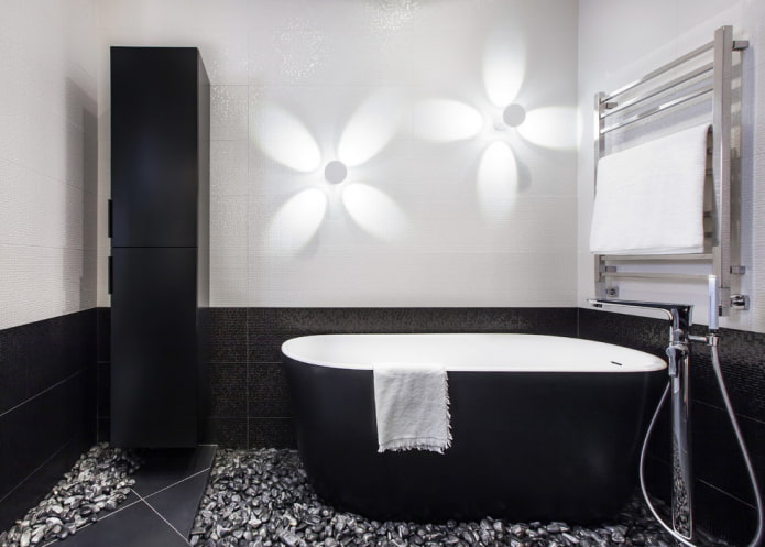 indretning og belysning i badeværelset i stil med minimalisme