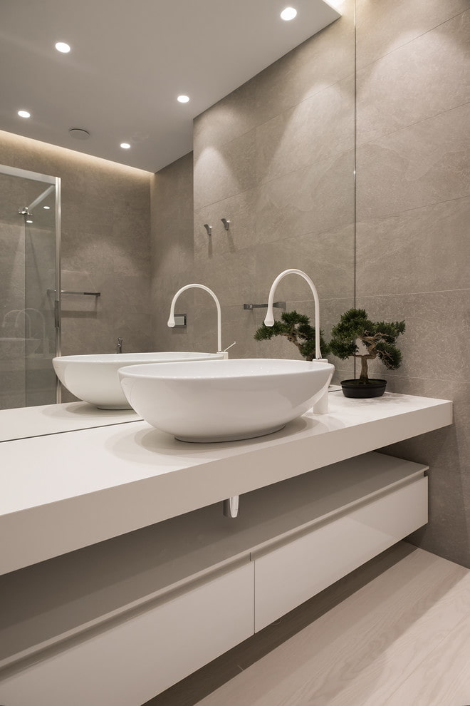 impianto idraulico in bagno nello stile del minimalismo
