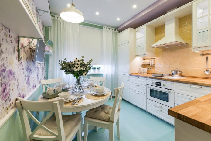 kuchyňa o rozlohe 10 m² v provensálskom štýle