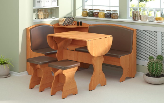 colț de mobilier cu o masă glisantă în bucătărie