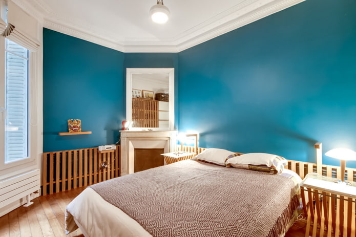 غرفة نوم داخلية باللون الفيروزي البني