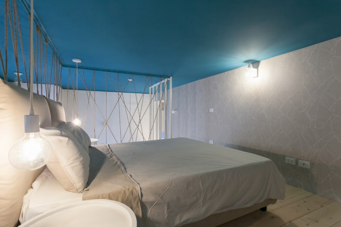 pilkos-turkio spalvos miegamojo interjeras