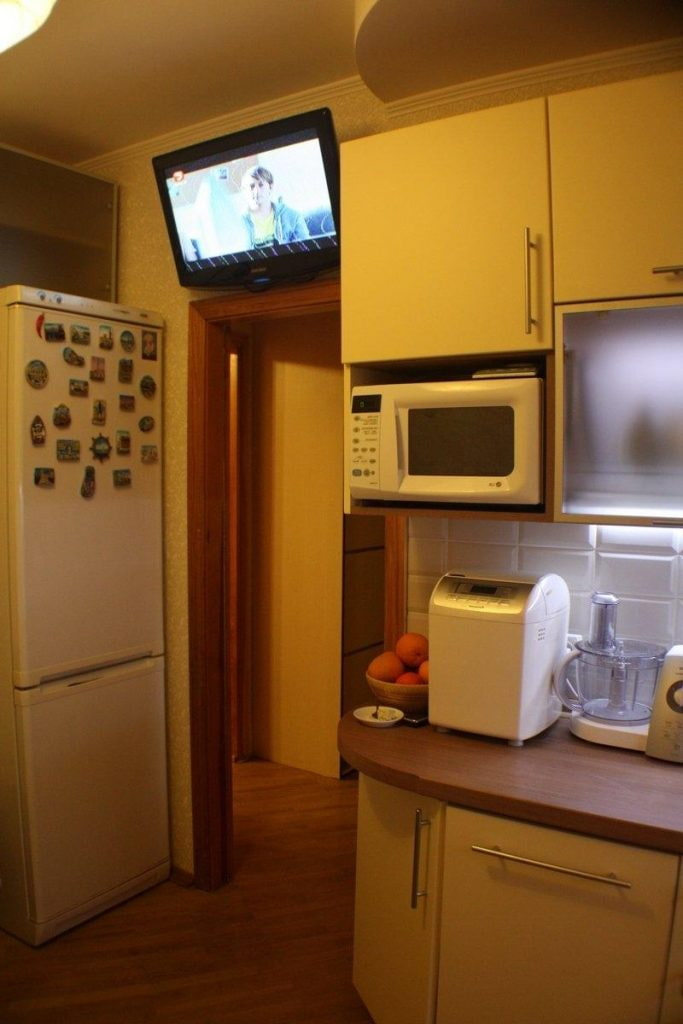 TV nad drzwiami w kuchni