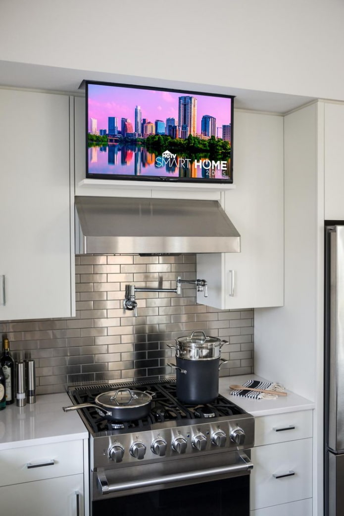 Телевизор над качулката в кухнята