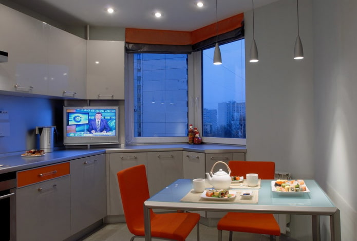 טלוויזיה על אדן החלון במטבח