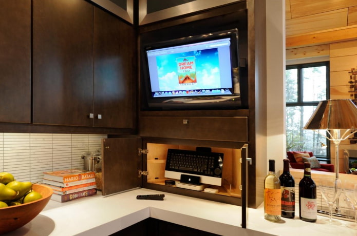 Televizor în căști în bucătărie