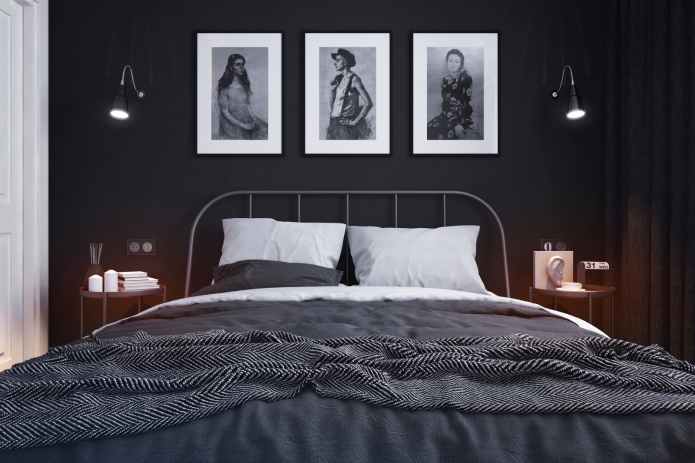 stena v spálni s obrazmi na čele postele