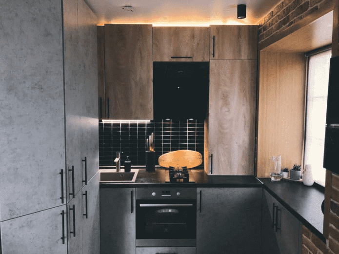 virtuvės dizaino pavyzdys palėpės stiliaus Chruščiovoje