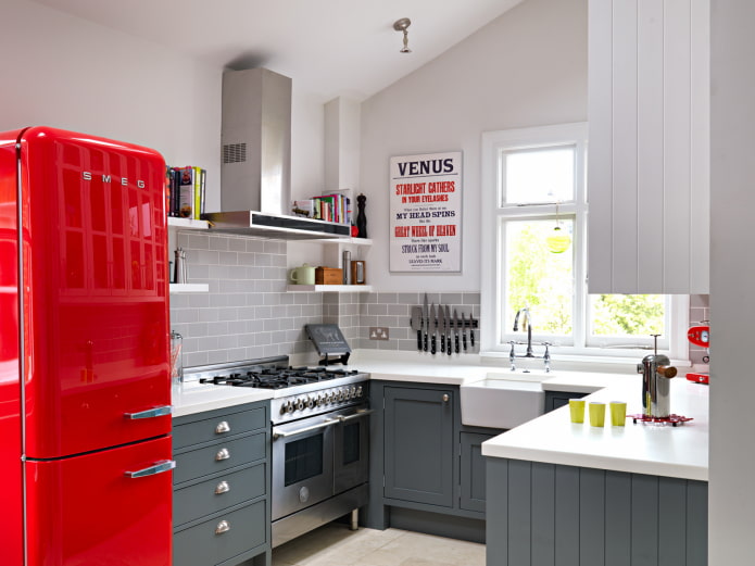 rødt køleskab i køkkenet