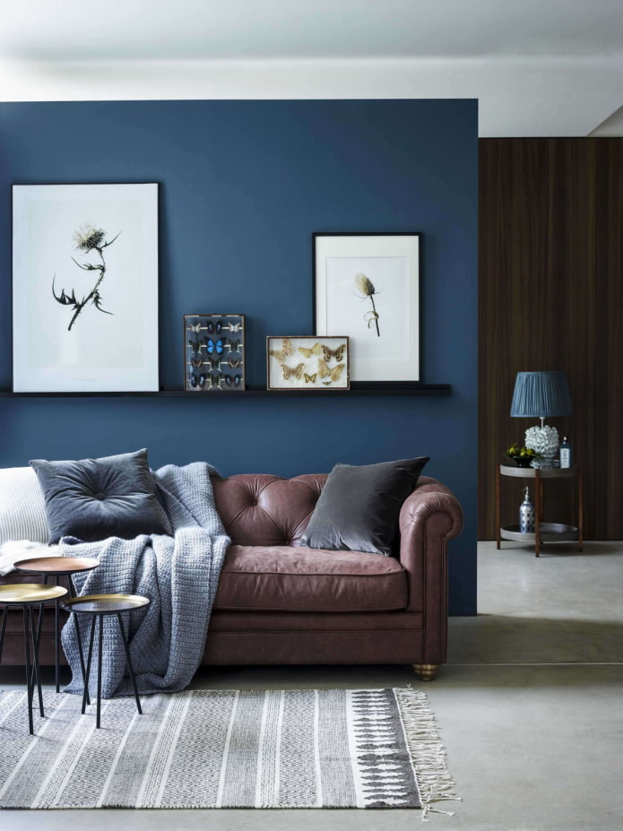 modrá zeď za gaučem