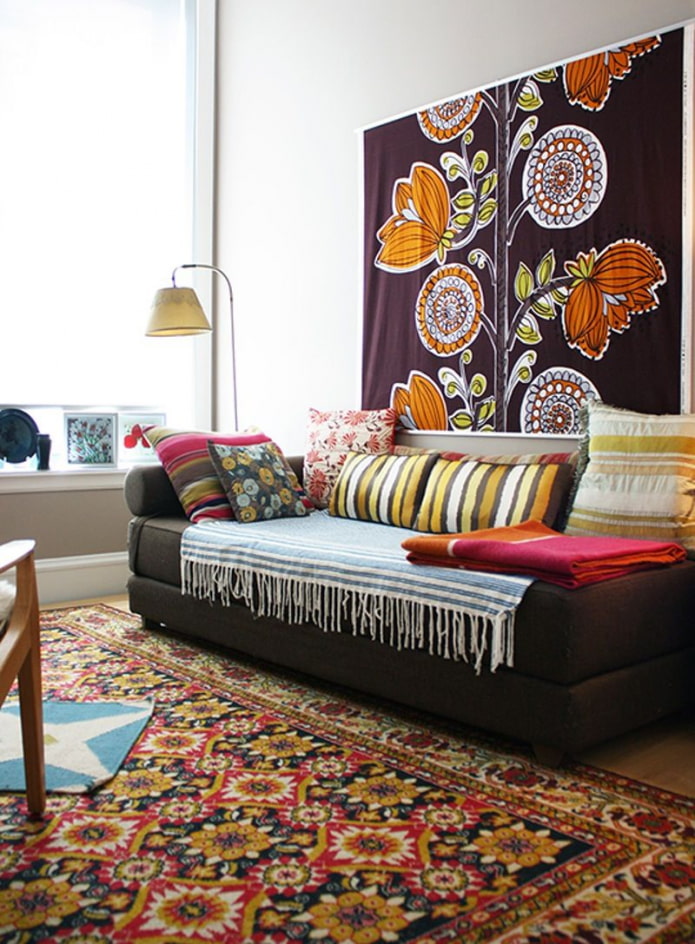 tapiserie modernă peste canapea