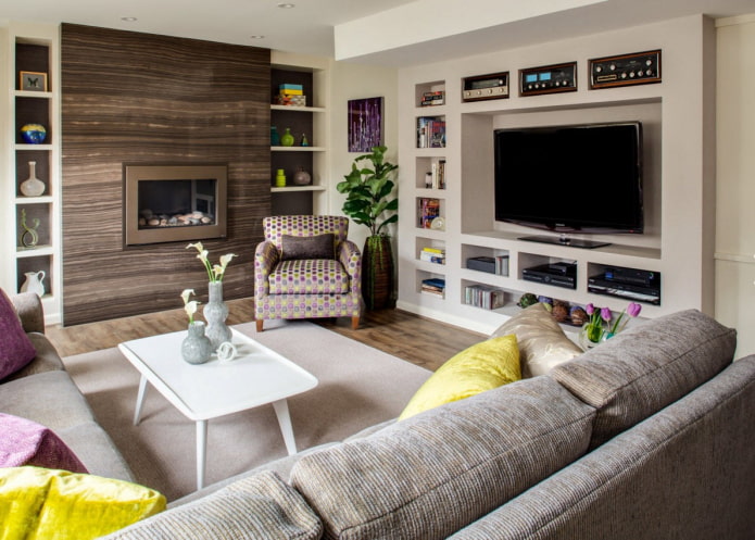 obývací pokoj s TV a krbem