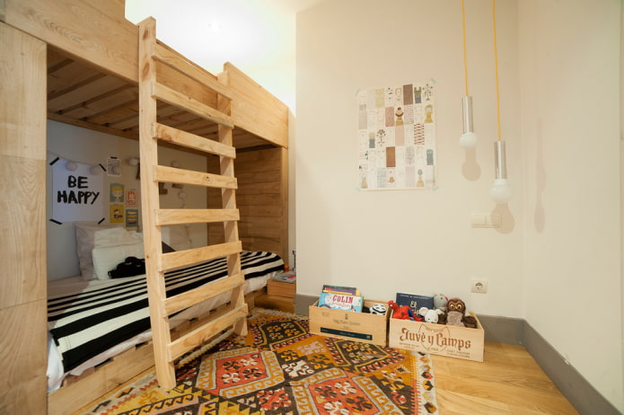 Podkrovní postel v dětském pokoji