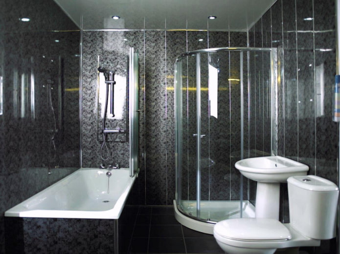 vonios kambarys apdailintas juodomis plastikinėmis plokštėmis