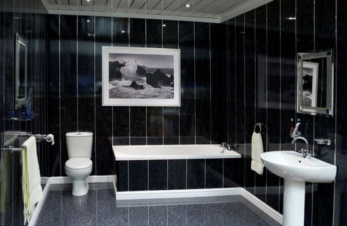 kombinētas vannas istabas ar PVC paneļiem apdares piemērs