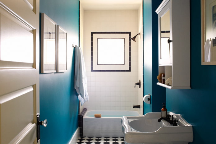 μπάνιο με μπλε τοίχους