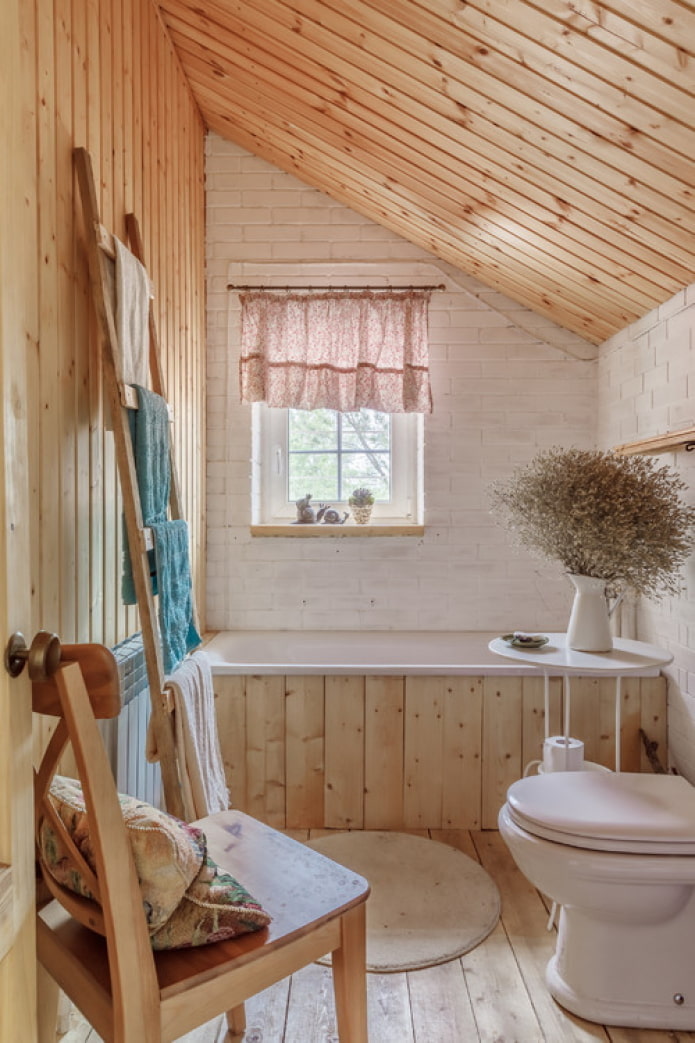 dřevěná povrchová úprava koupelny