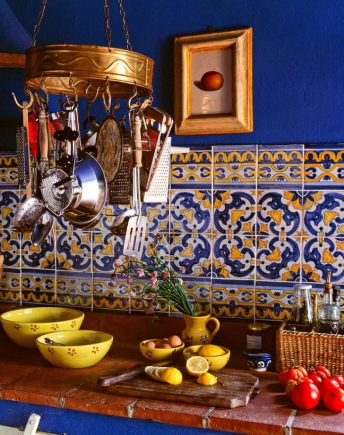 blauwe keuken met gele accenten