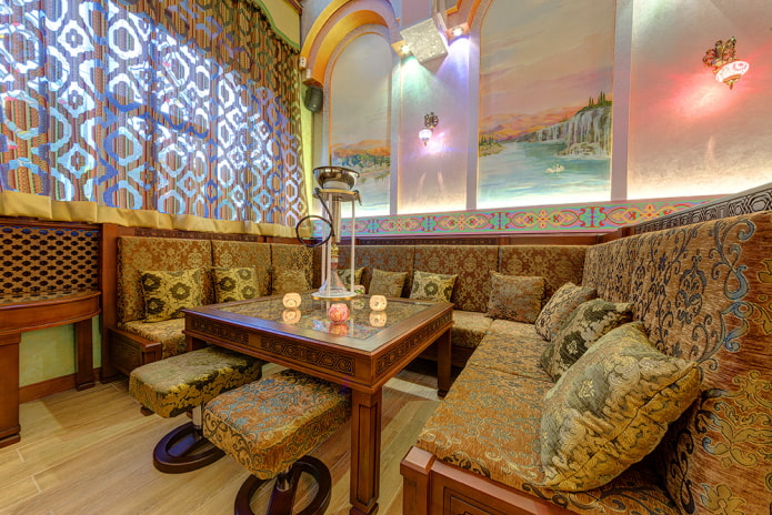 køkken sofa med mønstre i orientalsk stil