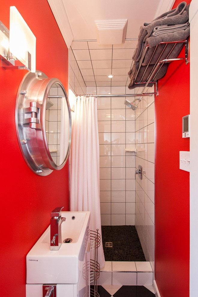 rødt badeværelse