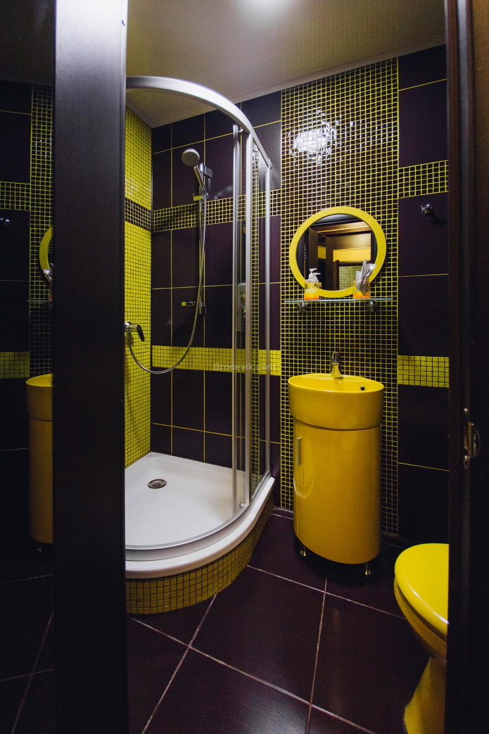zwarte en gele badkamer