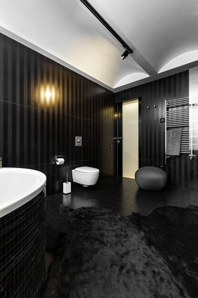 zwart tapijt in de badkamer
