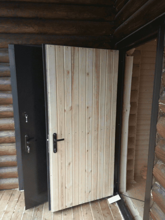 usa din lemn din fata