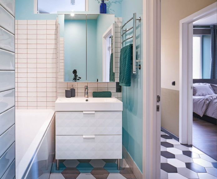 vonios kambarys mėlynos spalvos tonais