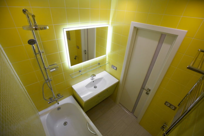 vonios kambarys geltonais tonais