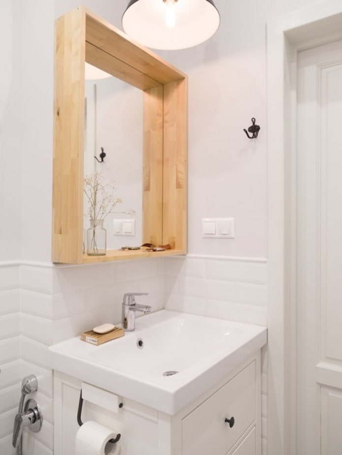 baltas skandinaviškas vonios kambarys