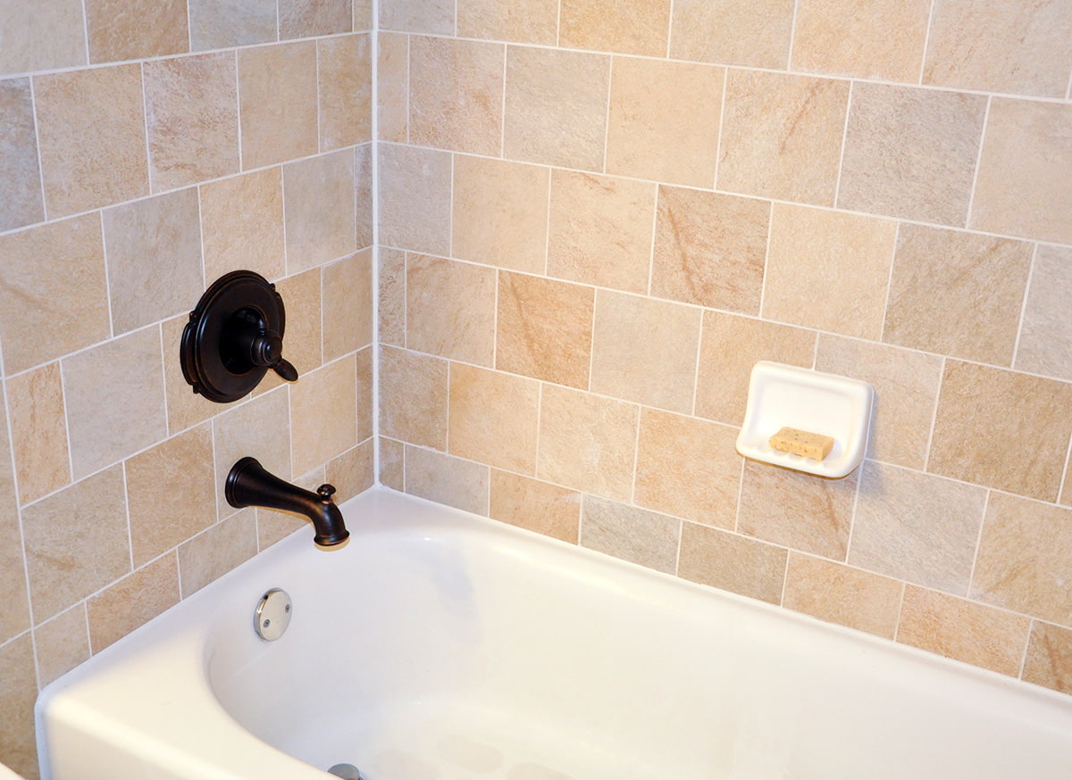 Как да уплътним фугата между банята и стената? 8 популярни избора