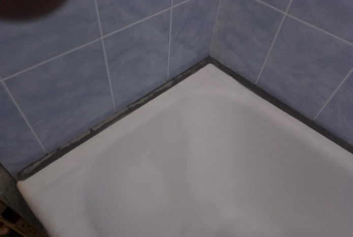 combler l'écart dans la salle de bain avec du ciment