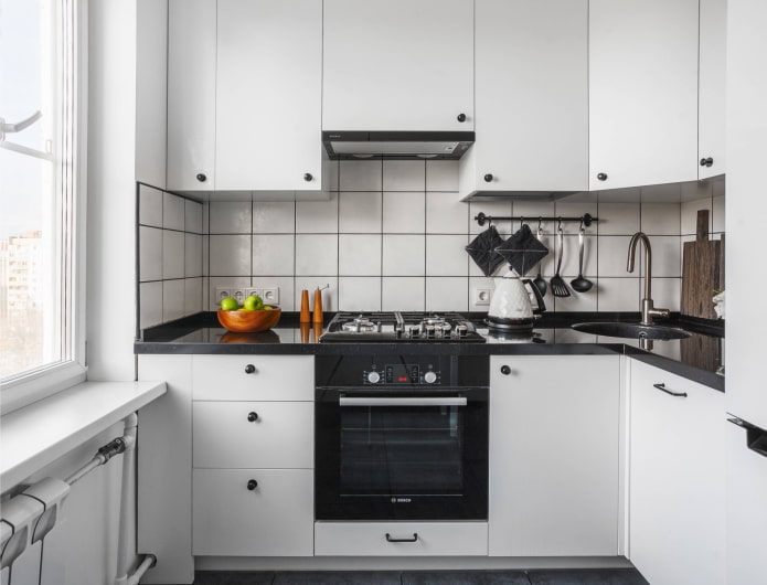 witte keuken met zwarte grepen