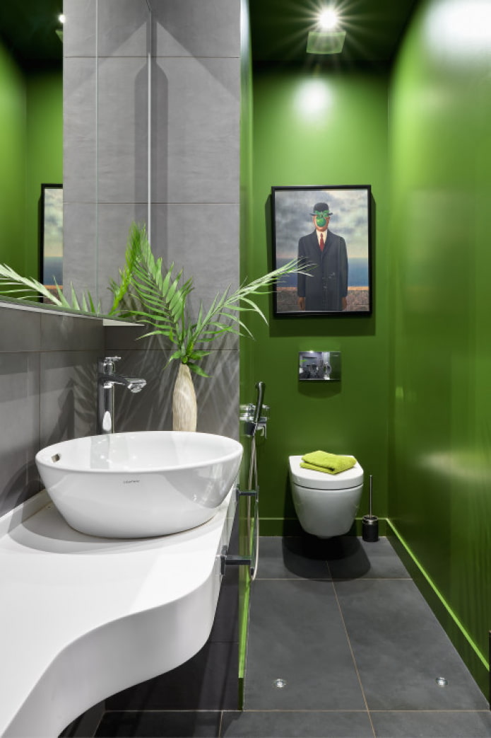 žalių spalvų vonios kambarys