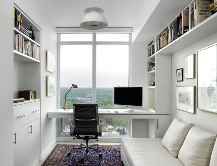 مكتب مع نوافذ بانورامية