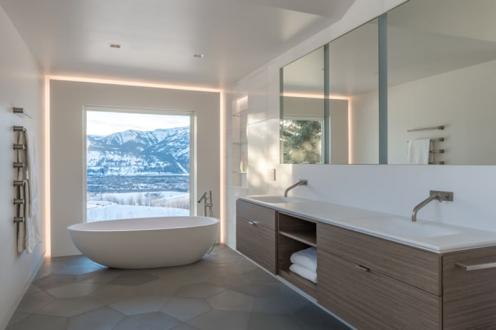 חדר אמבטיה מסוגנן עם חלון פנורמי